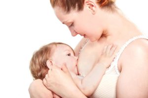 Чем можно и нельзя лечить горло кормящей маме?
