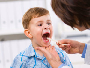 Болит горло у ребенка: лечение, которое поможет малышу