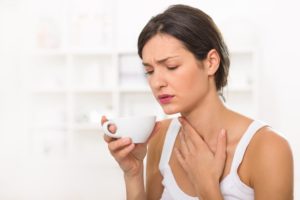 Сухость в горле: медикаментозное и народное лечение
