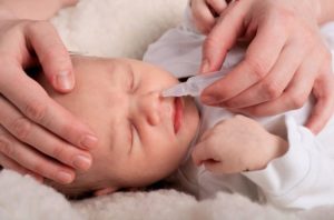 Советы родителям: что делать, если у новорожденного сопли