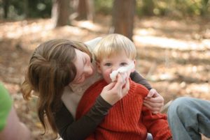 Советы родителям: можно ли гулять с ребенком при кашле