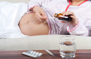 Как и чем можно лечить горло беременной без риска для плода?