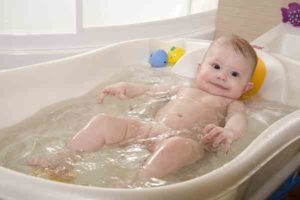 Советы родителям: можно ли купать ребенка при насморке