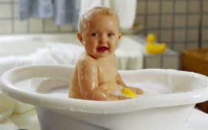 Советы родителям: можно ли купать ребенка при насморке
