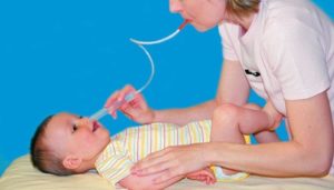 Как правильно прочистить нос грудному ребенку от слизи?