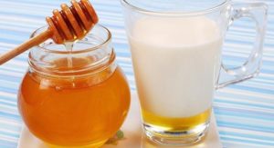 Молоко с медом и маслом лучшее народное средство от кашля