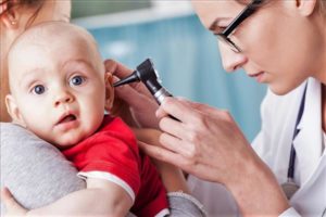 Что делать, если у ребенка сильно болит ухо? Первая помощь и безопасное лечение