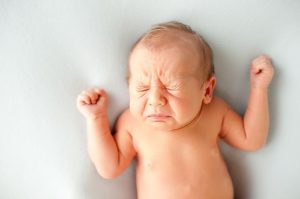 Новорожденный ребенок часто чихает норма или патология?