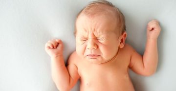 Новорожденный ребенок часто чихает норма или патология?