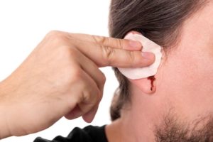 Почему идет кровь из ушей? Причины и опасные признаки