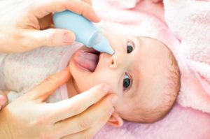 Как правильно прочистить нос грудному ребенку от слизи?